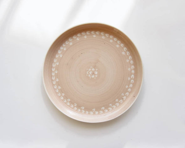 Assiette en porcelaine beige rose motifs blancs 2