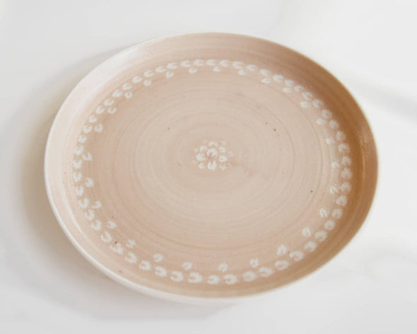 Assiette en porcelaine beige rose motifs blancs 2