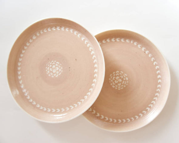 Assiette en porcelaine beige rose motifs blancs 1