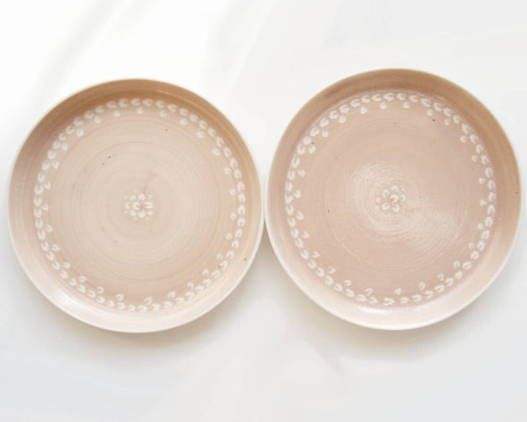 Assiette en porcelaine beige rose motifs blancs 2