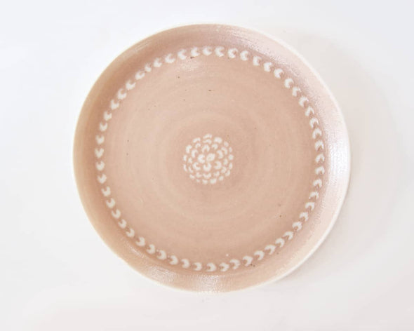 Assiette en porcelaine beige rose motifs blancs 1