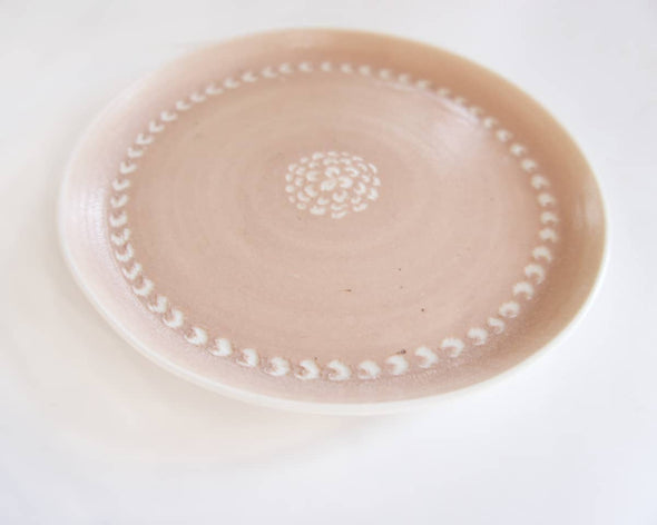 Assiette en porcelaine beige rose motifs blancs 1