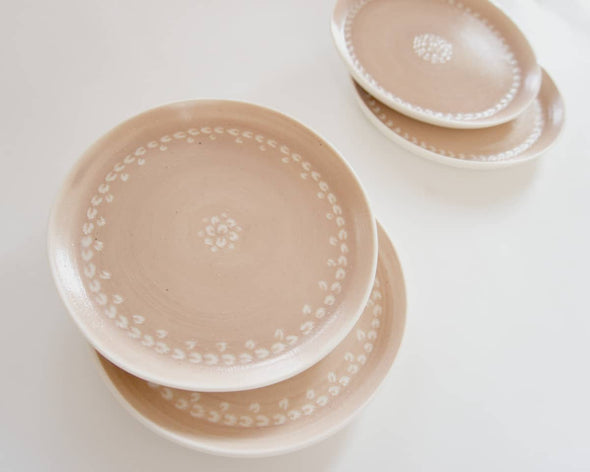 Assiette en porcelaine beige rose motifs blancs 2