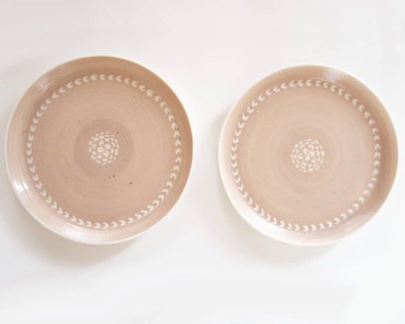 Assiette en porcelaine beige rose motifs blancs 1