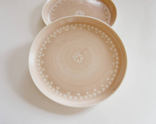 Assiette en porcelaine beige rose motifs blancs 2