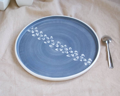 Assiette porcelaine bleue motifs blancs