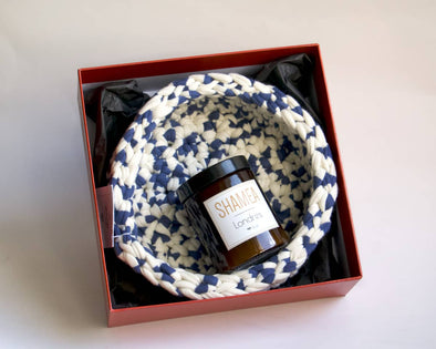 Box 100% française créateurs idée cadeau fête des mères : bougie naturelle rose et panier déco rangement en crochet bleu et blanc