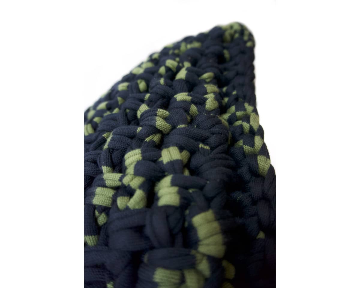 Tapis rond noir et vert en crochet, fait main et original – Amécla